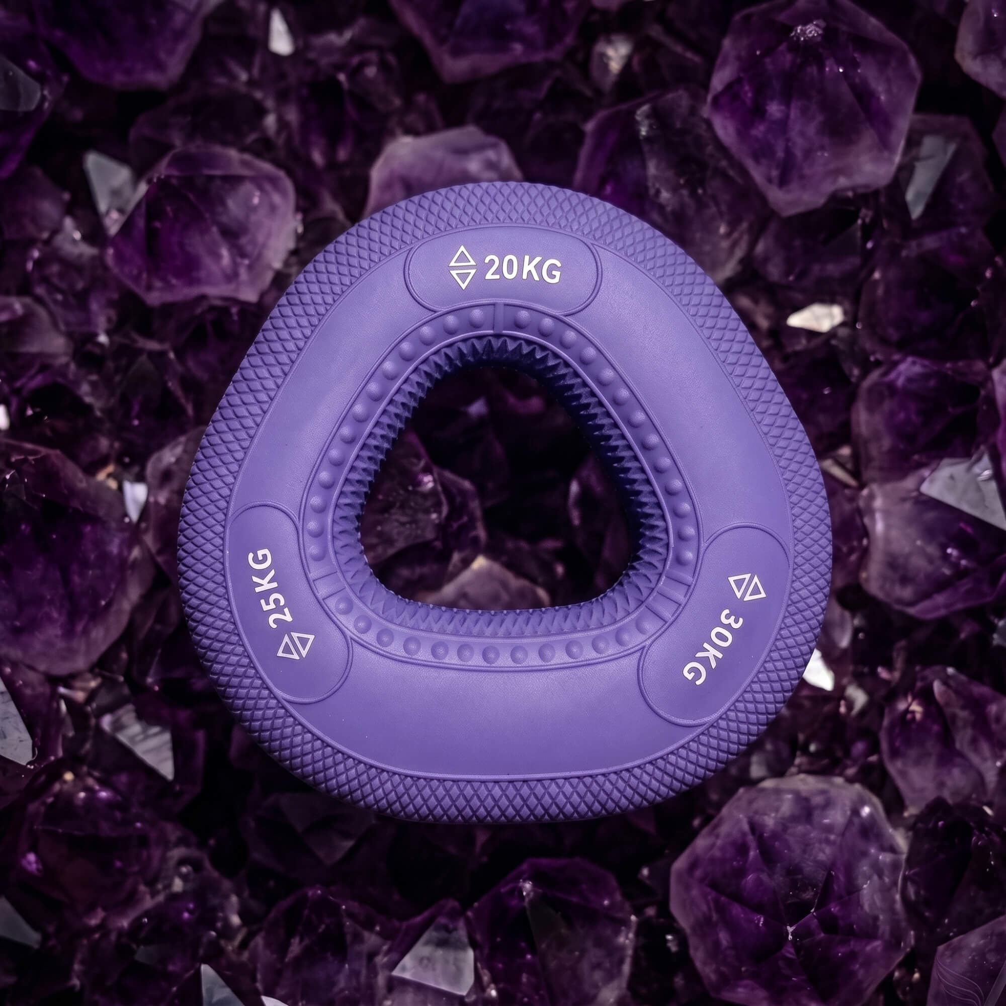 Amethyst purple grip ring, 20–30kg, on amethyst crystals