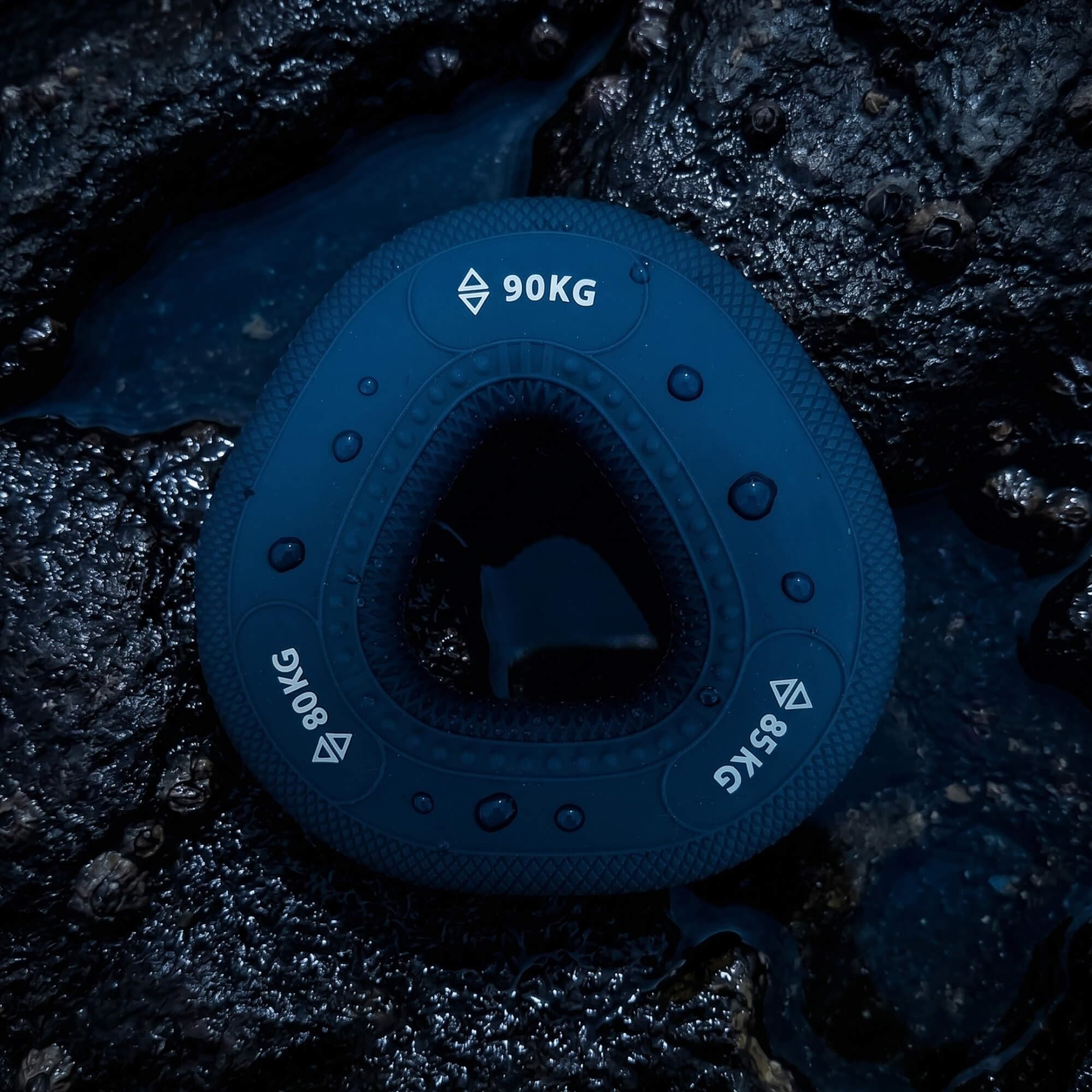 Void deep-blue grip ring, 80–90kg, on wet black rock